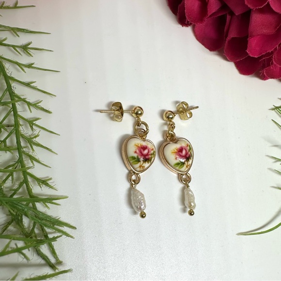 NEW⚜️ Freshwater Pearl Floral Heart Charm Dangly Earrings - Picture 2 of 4